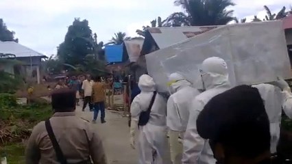 Petugas Pemulasaran Jenazah COVID-19 di Maluku Dilempari Batu oleh Warga