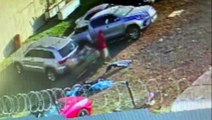 Câmera de segurança flagra momento em que homem furta dois pneus de uma auto peças