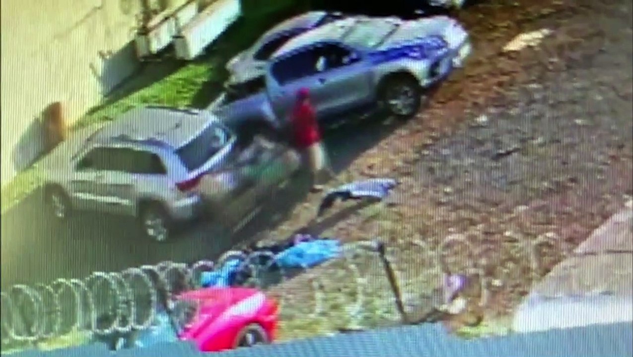 Câmera de segurança flagra momento em que homem furta dois pneus de uma auto peças