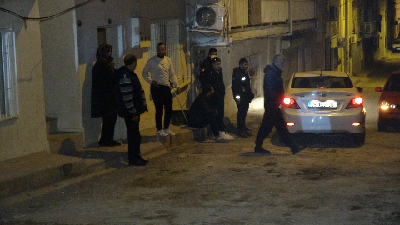 İzmir'de inşaat temeli kazısında bitişiğindeki binanın temeli çöktü