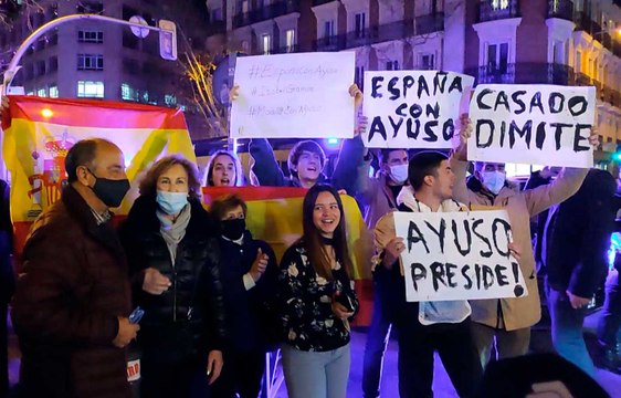 Cientos de manifestantes exigen la dimisión de Pablo Casado frente a la sede del PP