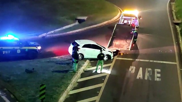 Após acidente, homem é preso por embriaguez e desacato à PRF no Trevo do Guarujá