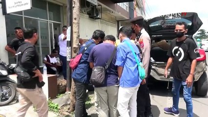 Download Video: Hilang Kendali Minibus Tabrak Mobil Dan Tiang PJU