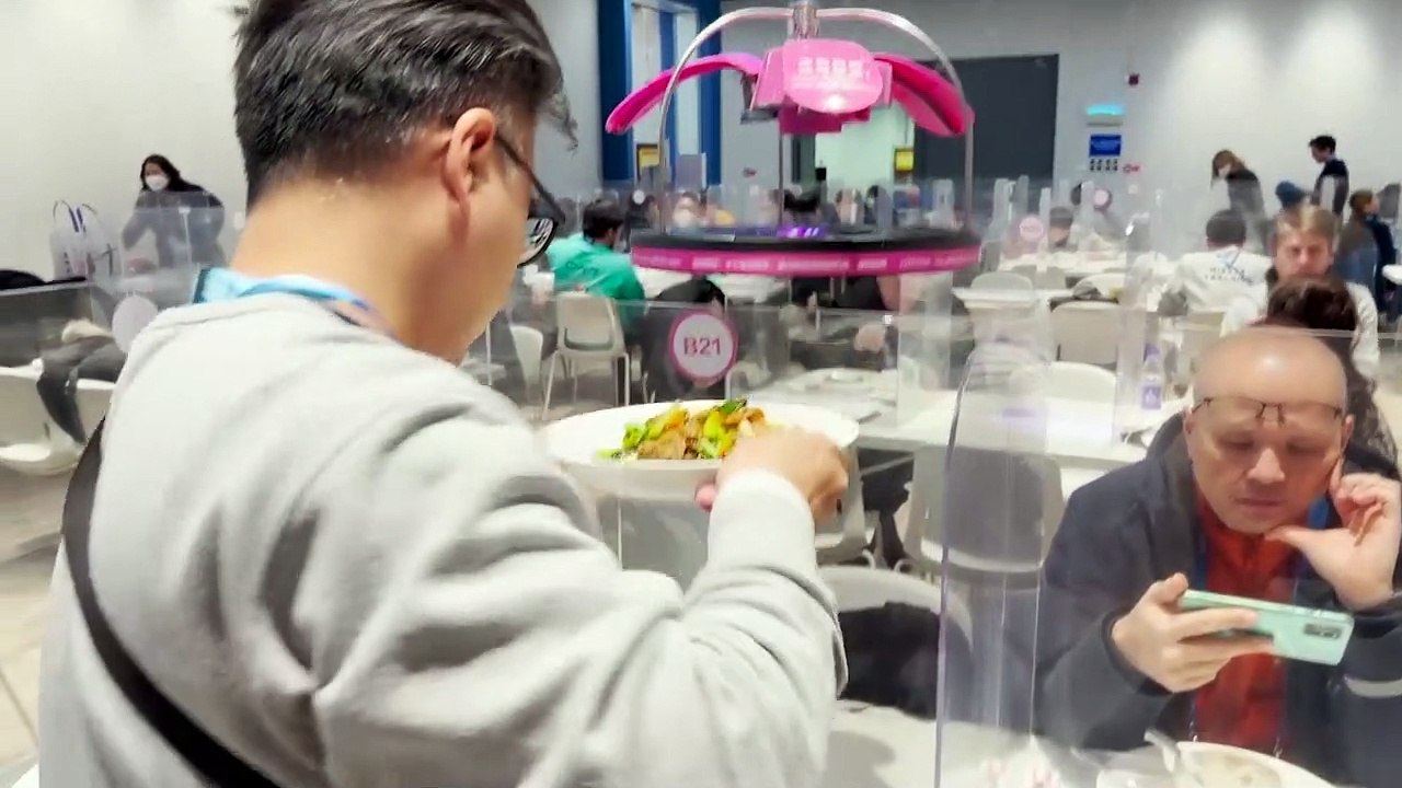 Kontaktlos essen: Roboter erledigen Aufgaben in der olympischen Blase