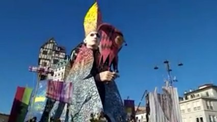 Download Video: Carnevale di Viareggio 2022, sfila il carro dedicato ad Achille Lauro