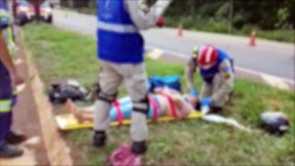 Homem e mulher caem de moto e ficam feridos