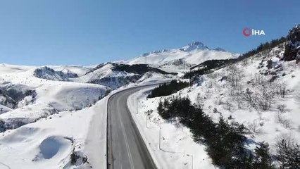Son dakika haberleri: Eşsiz kış güzelliği... Erciyes'in kıvrım kıvrım yolları görsel şölen oluşturdu