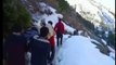 प​हाड़ों में स्वास्थ्य सुविधाओं की फिर खुली पोल, 16 किमी बर्फीले रास्ते से होकर लाना पड़ा मरीज