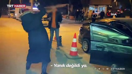 Ehliyetsiz çakarlı araç kullanan sürücüye öfkeli anne tepkisi