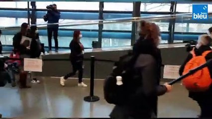 La mère de Maëlys est arrivée et porte un sweatshirt où est imprimée une photo de sa fille