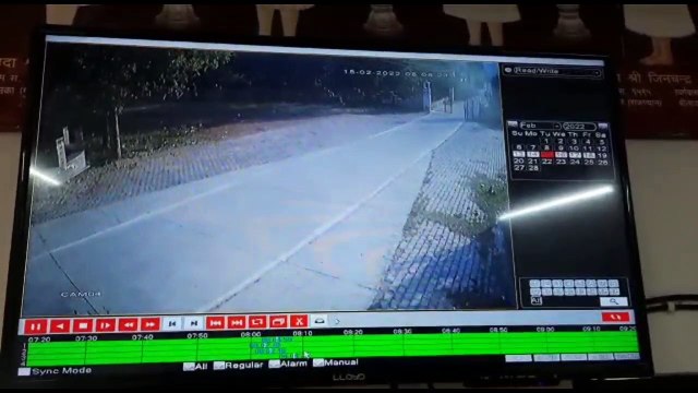 VIdeo-देखें...दादाबाड़ी जैन मंदिर में दिनदहाड़े चोरी, सीसीटीवी में नजर आया चोर