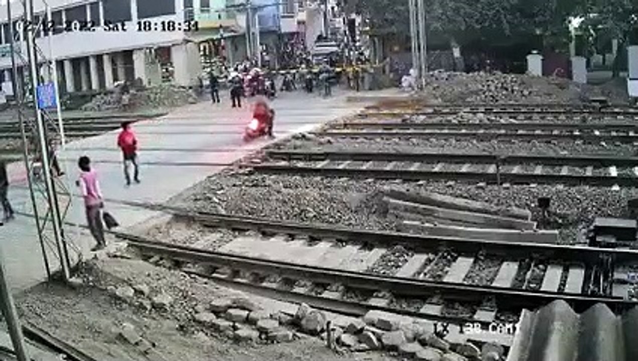 Un motard manque de très peu de se faire écraser par un train