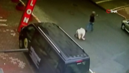 Sopayla saldırdığı yetmedi, falçatayı kafasına sapladı