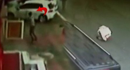 Sopayla saldırdığı yetmedi, falçatayı kafasına sapladı