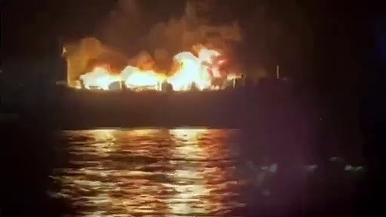 Yunanistan’da 288 kişinin içinde olduğu gemi yandı!