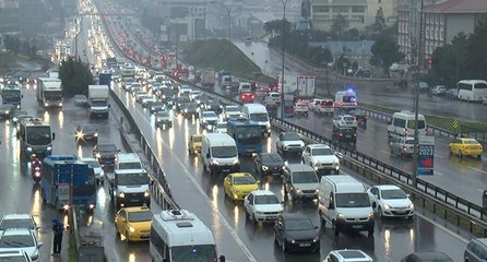 İstanbul’da yağmur trafiği olumsuz etkiledi