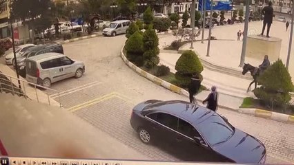 At arabasına el konulan kişi atıyla belediyeye girmeye çalıştı (1)