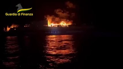 Traghetto a fuoco, le immagini del rogo e dei soccorsi