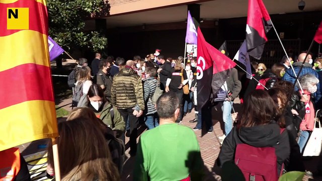 Més d’una cinquantena de persones es concentren a les portes del Departament d’Educació mentre el conseller es reuneix amb els sindicats