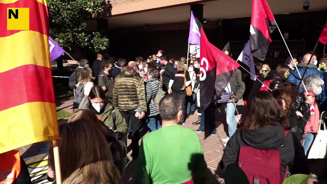 Més d’una cinquantena de persones es concentren a les portes del Departament d’Educació mentre el conseller es reuneix amb els sindicats