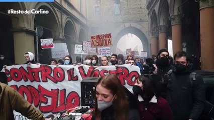 Scuola, la protesta degli studenti a Bologna