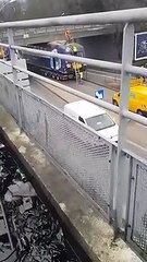 Un camion transportant un wagon de RER bloqué sous un pont provoque l'hilarité des internautes