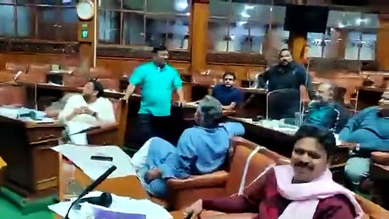 कर्नाटक: कांग्रेस विधायकों ने विधानसभा में बिता...