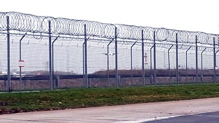 Difficult landing plane at Gatwick