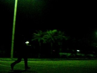 Crazy men in Okinawa - lancer de chaussures...