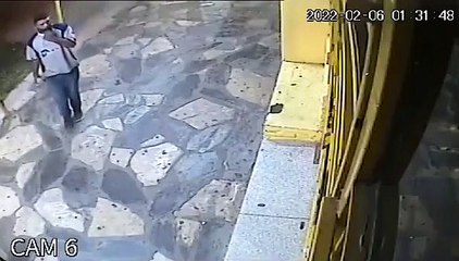 Un cambrioleur est repoussé à coups de balai par le propriétaire !