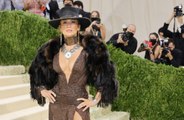 Jennifer Lopez relembra ter feito seu próprio vestido de baile de formatura