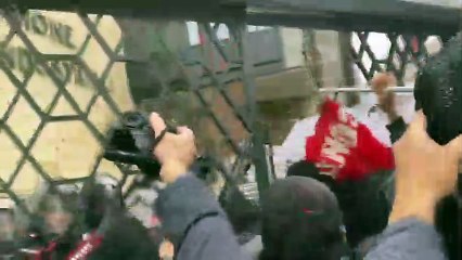 Studenti tentano irruzione nella sede dell'Unione industriali, tensioni a Torino