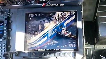 Balsa com quase 300 pessoas pega fogo na Grécia