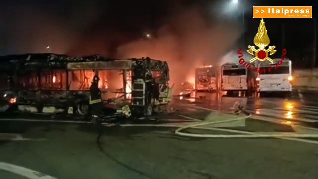 Incendio in un deposito Atac, distrutti 30 bus