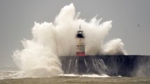 Angleterre: les images impressionnantes de la tempête Eunice (vidéo)
