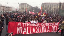 Scuola-lavoro, in migliaia a Torino: bruciati i simboli di Confindustria