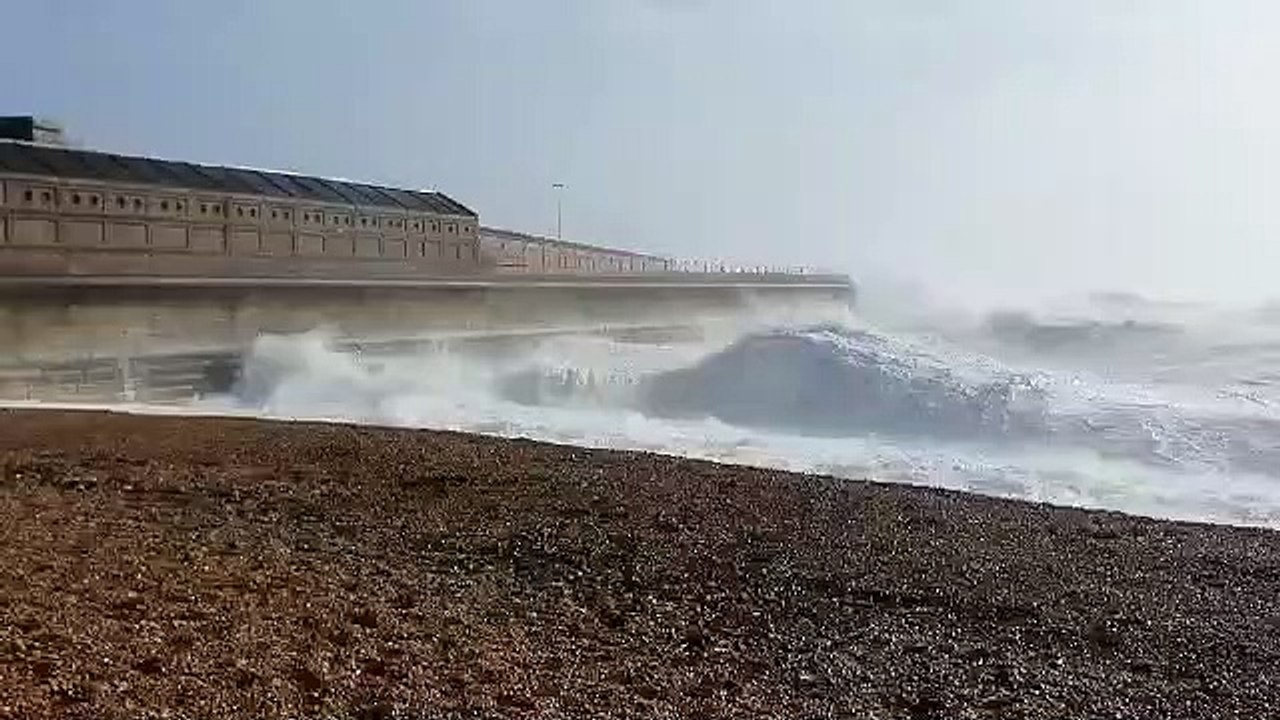 Huge waves in Dover during Eunice