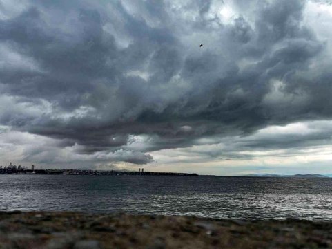 İstanbul'u kara bulutlar kapladı