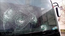 Taşlı saldırganlar dehşet saçtı... Camları kırılan işçi servisinden kopan cam parçaları işçiyi yaraladı