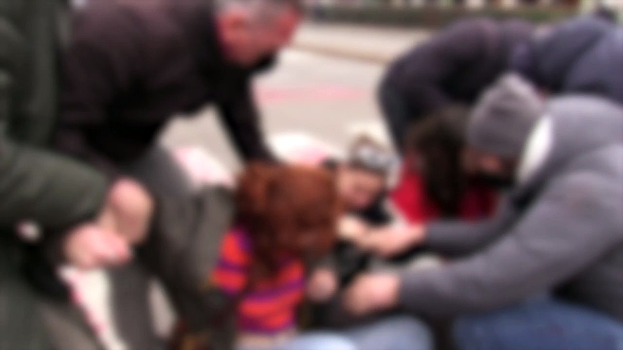 Milano, studenti bloccano il traffico e la polizia li trascina via di peso