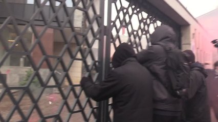 Scuola-lavoro, Torino: scontri studenti-carabinieri alla sede di Confindustria