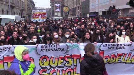 Scuola, a Milano fumogeni in piazza Affari e insulti al ministro Bianchi
