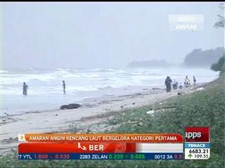 Amaran angin kencang, laut bergelora di Pantai Timur
