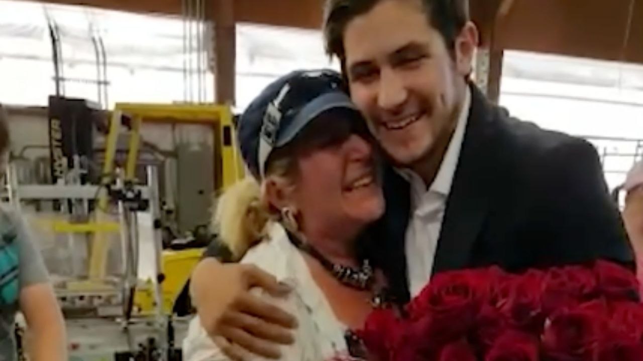 Son Surprises Mom With Roses For Number Of Years Apart | Happily TV