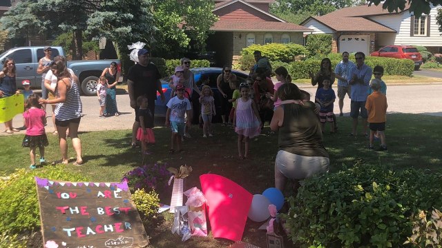Students Surprise Teacher On Her Front Lawn As Thanks For Pandemic Tutoring | Happily TV