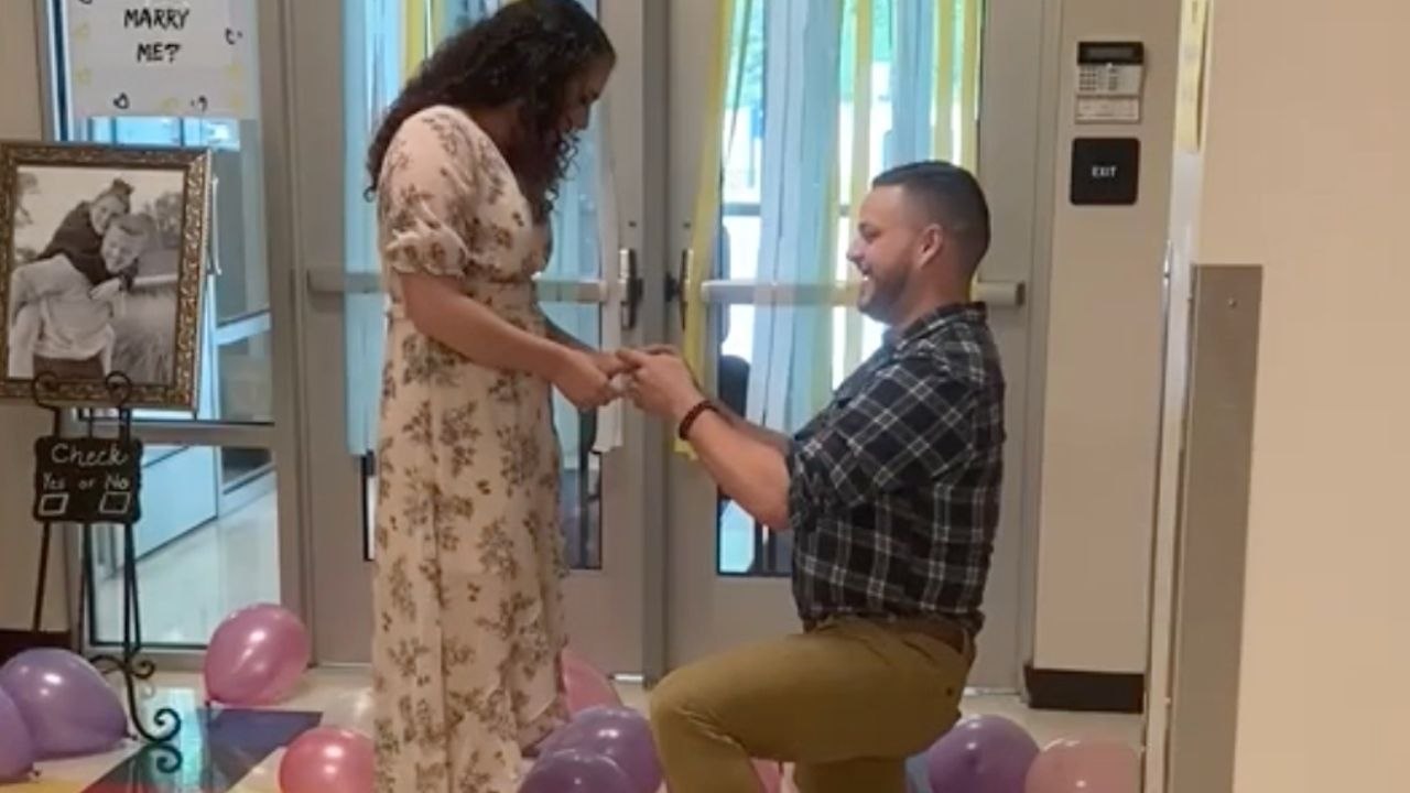 Entire School Helps Man Propose To His Teacher Girlfriend | Happily TV