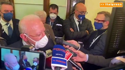 De Luca: "Italia galleggia in mare debiti, serve crescita 5% l'anno"