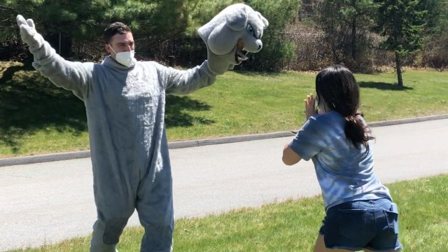 Military Dad Dressed As School Mascot Surprises Daughter | Happily TV