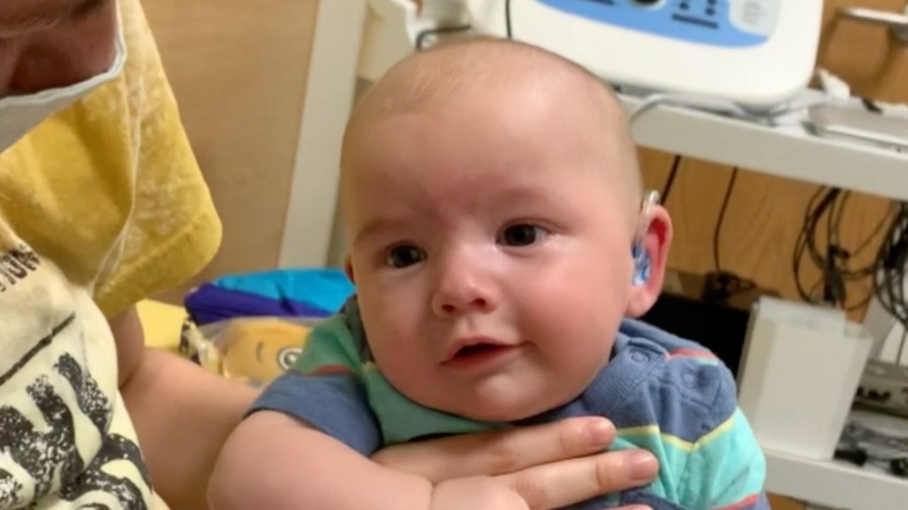 Baby Stops Crying When Hearing Parents' Voices For First Time | Happily TV