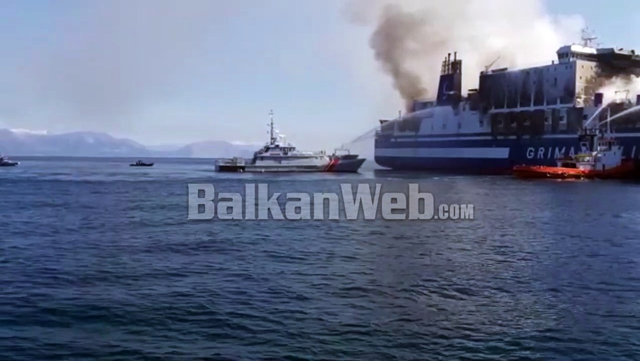 Trageti gjigant merr flakë në mes të detit